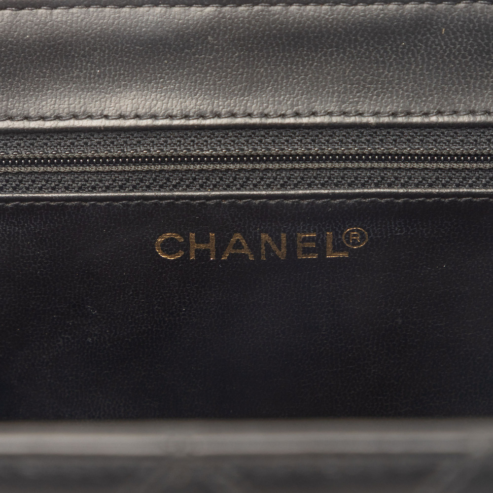 Pre-Loved Chanel CC Stitched Calfskin Turnlock Vanity Case - Picture 6 of 9